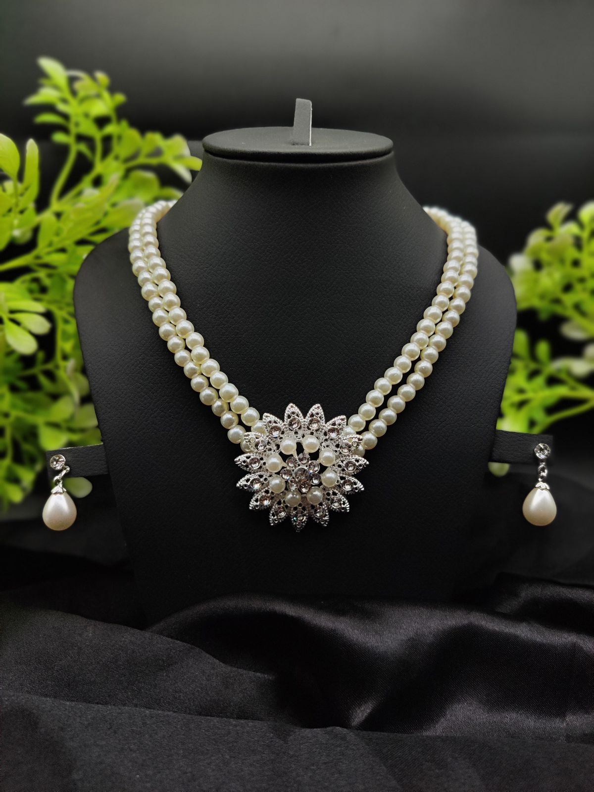 Imported Graceful Radiance Pearl Necklace Set with Exquisite Floral Pendant